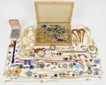 Collection of jewellery including 9ct gold chain, 9ct gold cufflinks, vintage brooches, Trifari