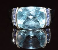 A 9k white gold ring set with a topaz and tanzanite, 5.3g, size O