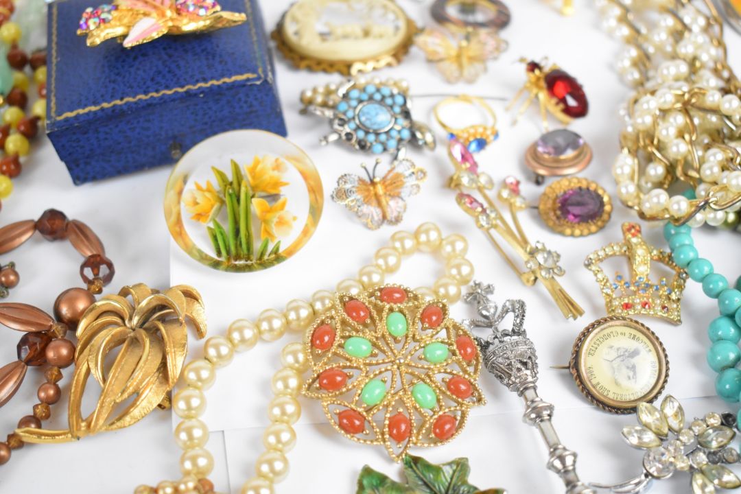 A collection of jewellery including vintage beads, bangles, watches and brooches including Sarah - Image 9 of 14