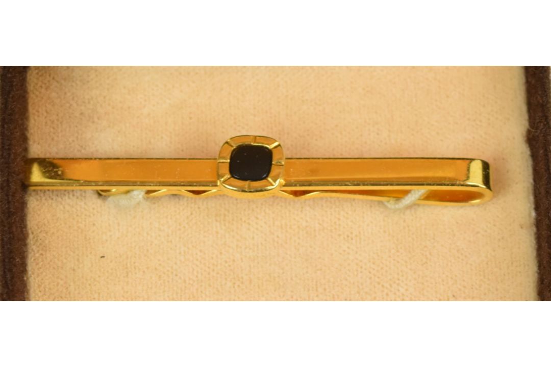 A collection of costume jewellery including faux pearls, marcasite jewellery, watch, coins etc - Image 9 of 9