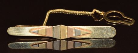An 18ct tri-coloured gold tie clip, 5.6g