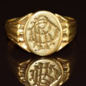 An 18ct gold signet ring, 8g, size S