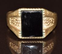 A 9ct gold ring set with onyx, 3.1g, size O
