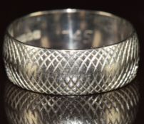 An 18ct white gold wedding band / ring, 5.7g, size P
