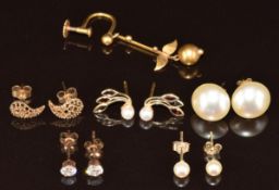Five pairs of 9ct gold earrings including garnets and pearls, etc and a single 9ct gold earring, 2.