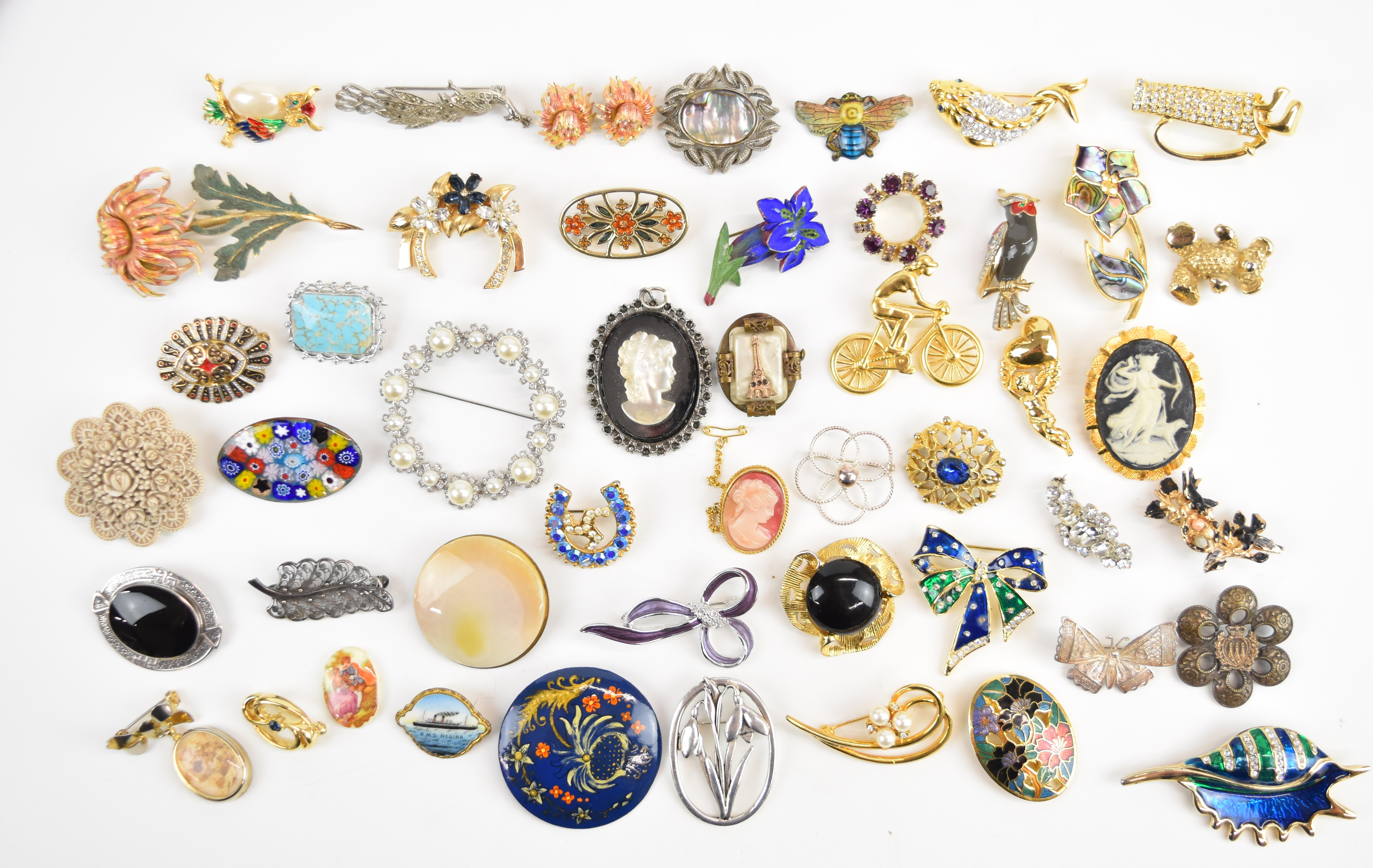 A collection of vintage brooches including agate, two silver filigree, silver set with onyx,