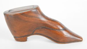 19thC treen snuff box in the form of a shoe, L14cm x H6cm