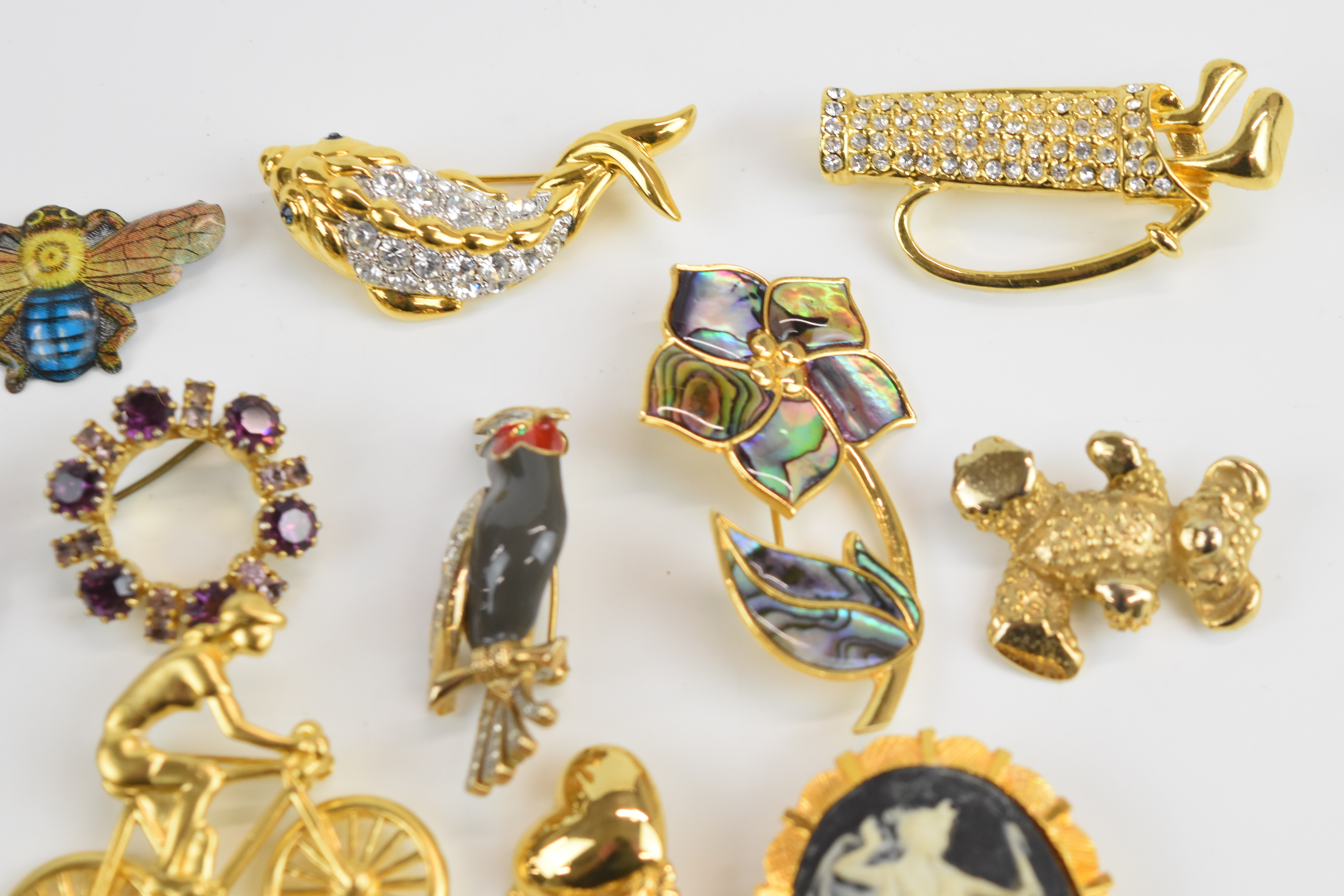 A collection of vintage brooches including agate, two silver filigree, silver set with onyx, - Image 9 of 9