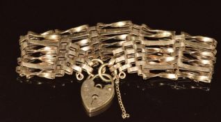 A 9ct gold gate bracelet with heart padlock clasp, 12.6g, 18cm