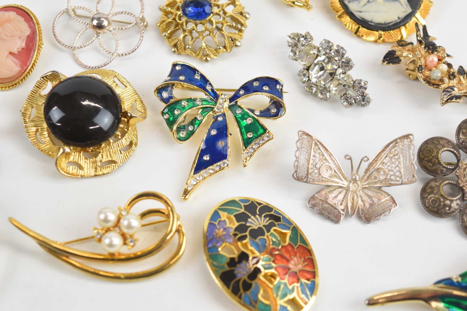 A collection of vintage brooches including agate, two silver filigree, silver set with onyx, - Image 7 of 9