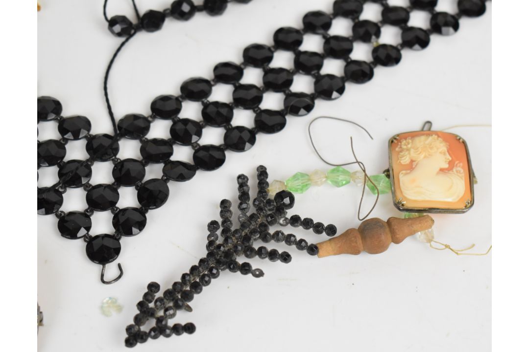 A collection of loose jet beads, French jet necklace, two cameo brooches, agate brooch, three - Image 4 of 6