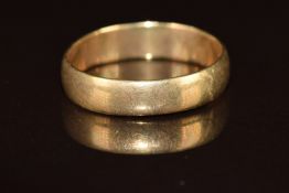 A 9ct gold wedding band / ring, 2.6g, size R