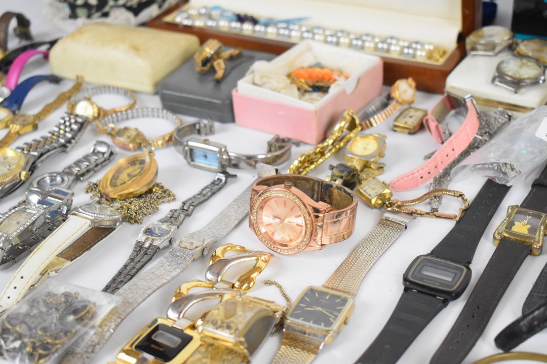 A collection of jewellery including vintage beads, bangles, watches and brooches including Sarah - Image 8 of 14