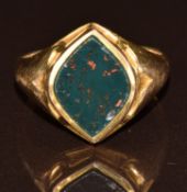 A 15ct gold ring set with bloodstone, Birmingham 1948, 6g, size R