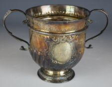 Queen Anne hallmarked silver twin handled porringer with wrythen decoration, London 1708, maker’s