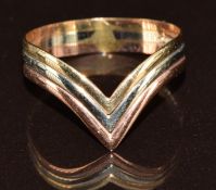 A 9ct gold 'V' shaped tri-coloured ring, 1g, size M
