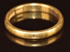 A 22ct gold wedding band / ring, 4.1g, size M