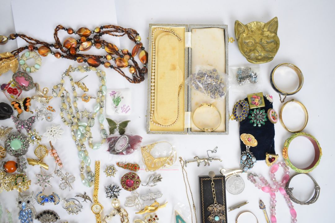 A collection of jewellery including vintage beads, bangles, watches and brooches including Sarah - Image 6 of 14