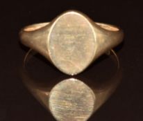 A 9ct gold signet ring, Birmingham 1915, 4.7g, size T