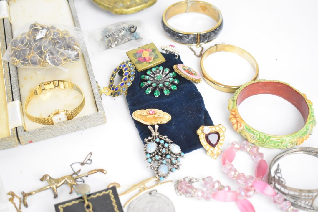 A collection of jewellery including vintage beads, bangles, watches and brooches including Sarah - Image 10 of 14