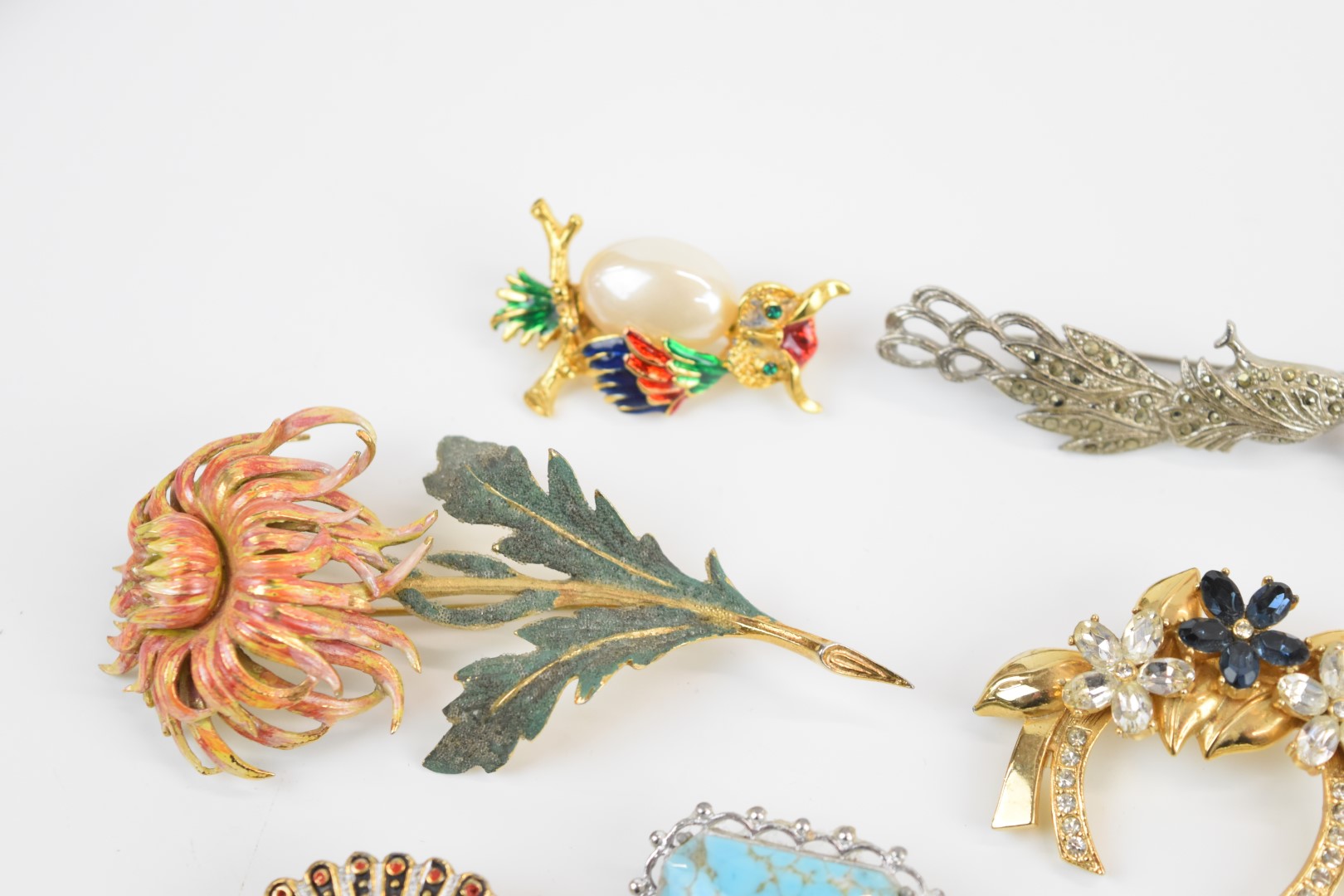 A collection of vintage brooches including agate, two silver filigree, silver set with onyx, - Image 3 of 9