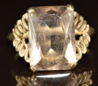 A 9ct gold ring set with a smoky quartz, 3.5g, size O