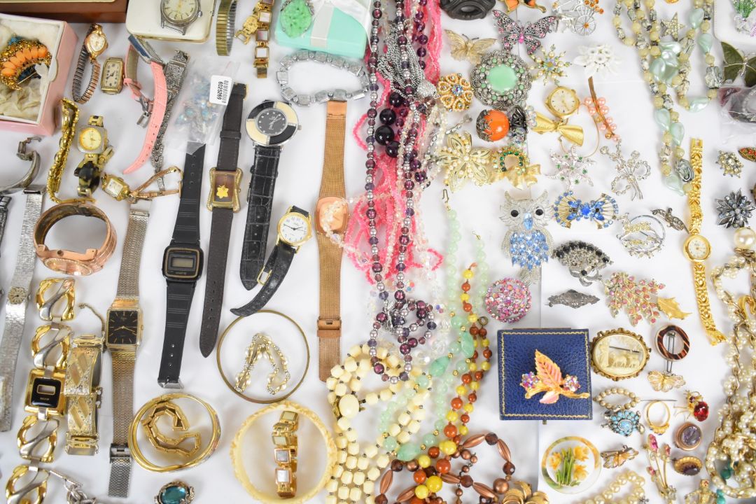 A collection of jewellery including vintage beads, bangles, watches and brooches including Sarah - Image 7 of 14