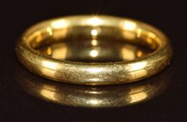 A 22ct gold wedding band / ring, 4g, size K