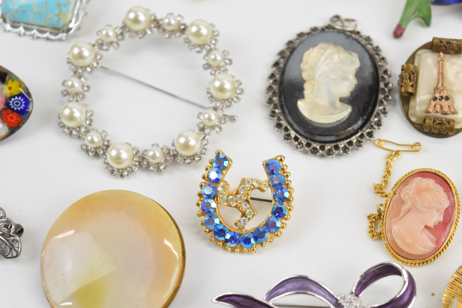 A collection of vintage brooches including agate, two silver filigree, silver set with onyx, - Image 5 of 9