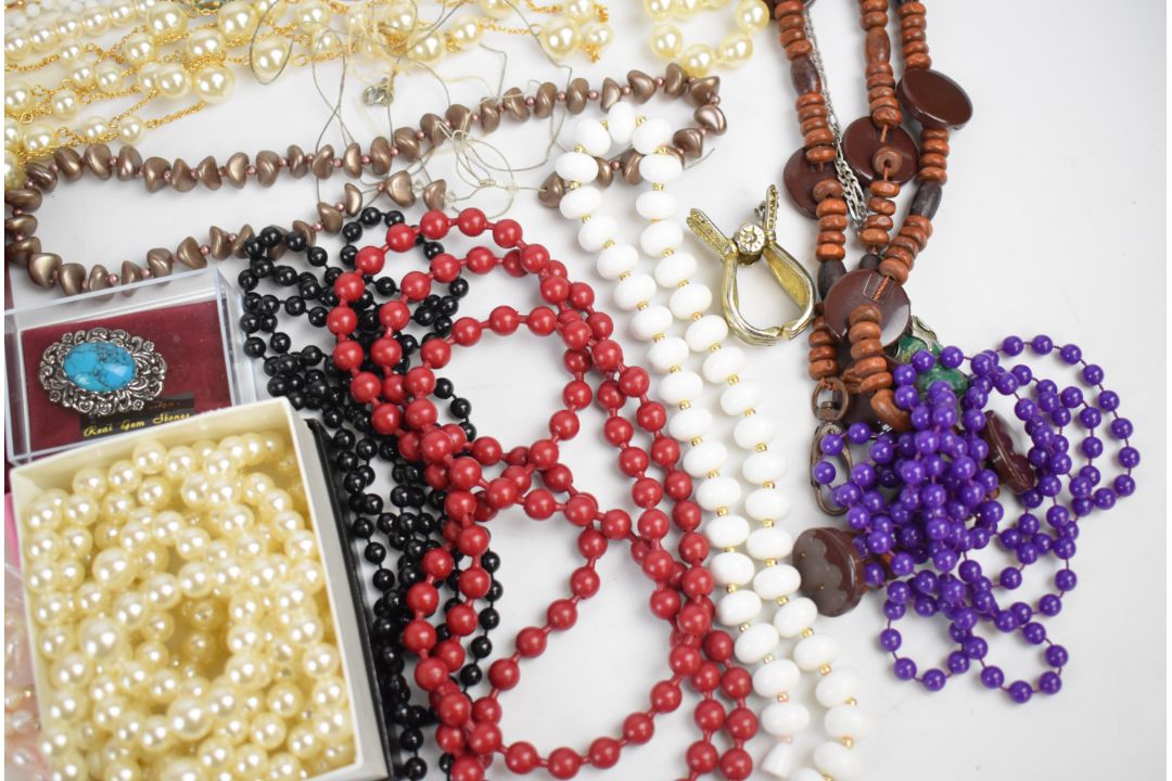 A collection of costume jewellery including beaded necklaces, pearl earrings, pheasant brooch, - Image 4 of 9