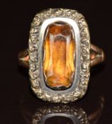 A yellow metal ring set with a foiled quartz, 5g, size I