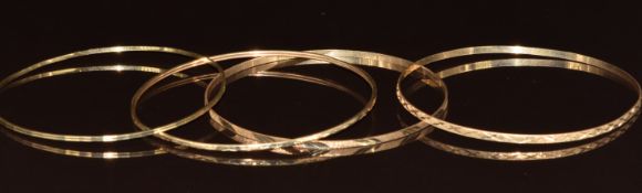 Four 9ct gold bangles with cut out decoration, 9.5g, 6.5cm