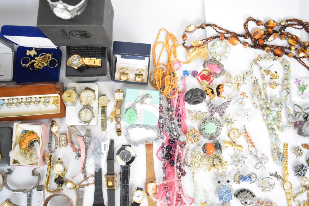 A collection of jewellery including vintage beads, bangles, watches and brooches including Sarah - Image 4 of 14