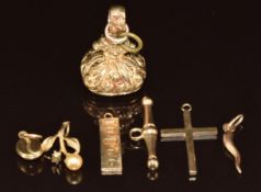 Five 9ct gold pendants comprising coffee bean, cross, ingot, chilli and fob / seal set with