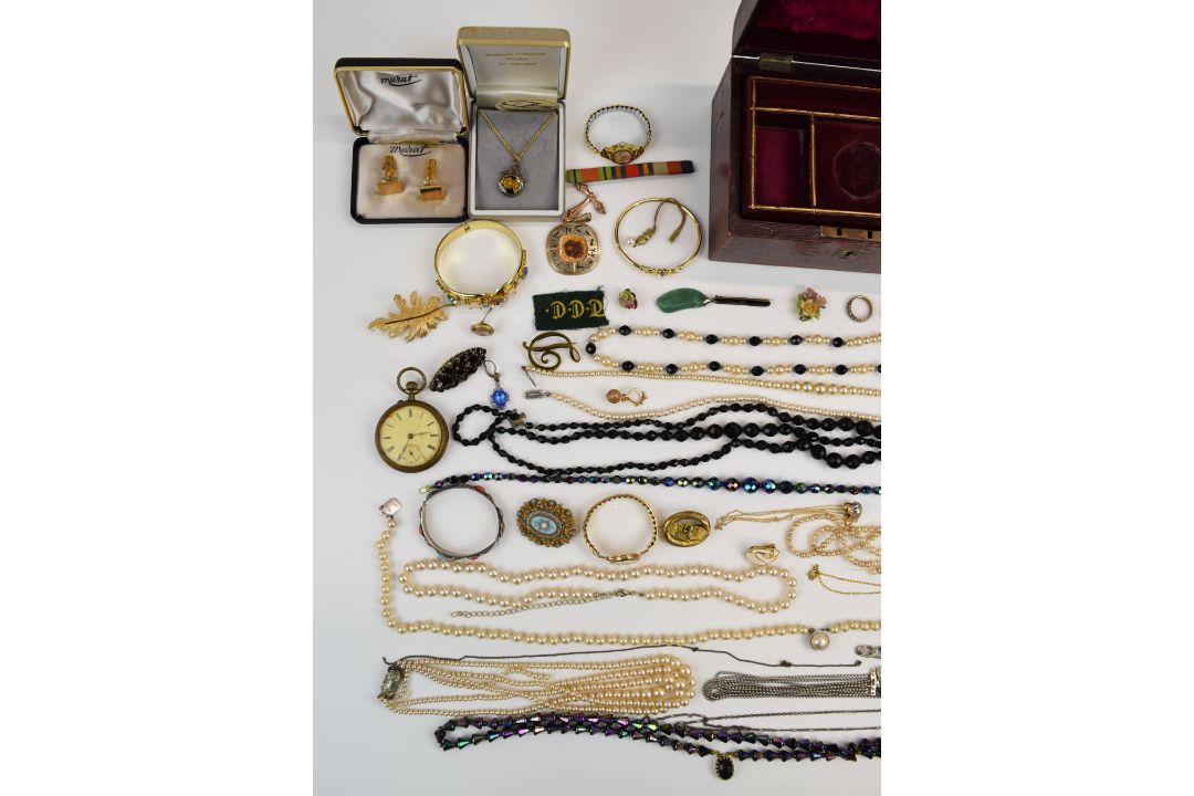 A collection of costume jewellery including brooches, beads, Toledo, Wedgwood brooch, 9ct gold and - Image 2 of 5