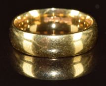 An 18ct gold wedding band / ring, 5.5g, size K