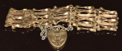 A 9ct gold gate bracelet with heart padlock clasp, 12.3g, 17cm