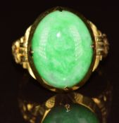 Chinese 14k gold ring set with a jadeite cabochon, 3.8g, size L