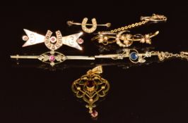 Five Edwardian 9ct gold brooches including two in the form of horseshoes set with seed pearls, one
