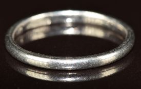 A platinum wedding band / ring, 3.1g, size N