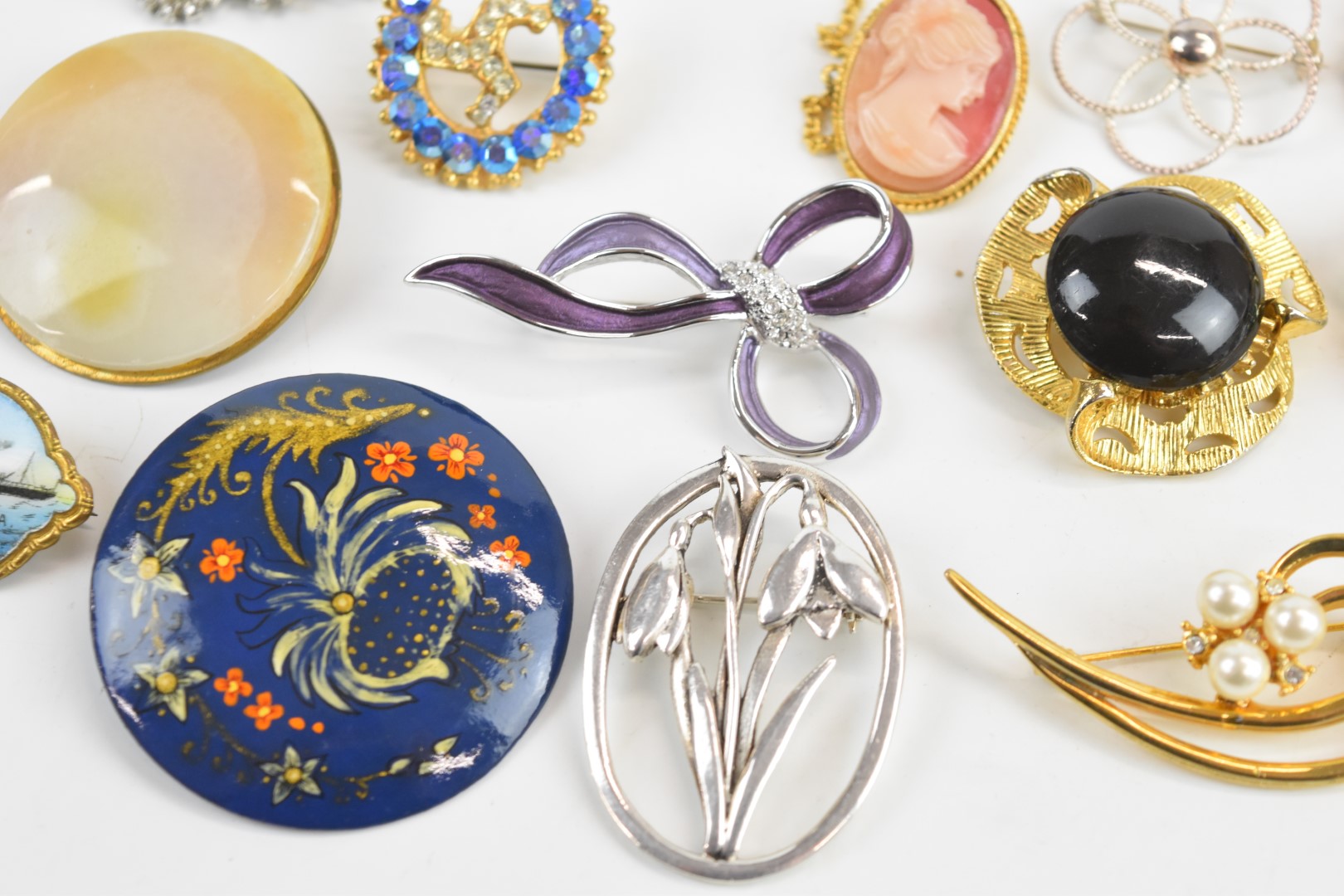 A collection of vintage brooches including agate, two silver filigree, silver set with onyx, - Image 6 of 9