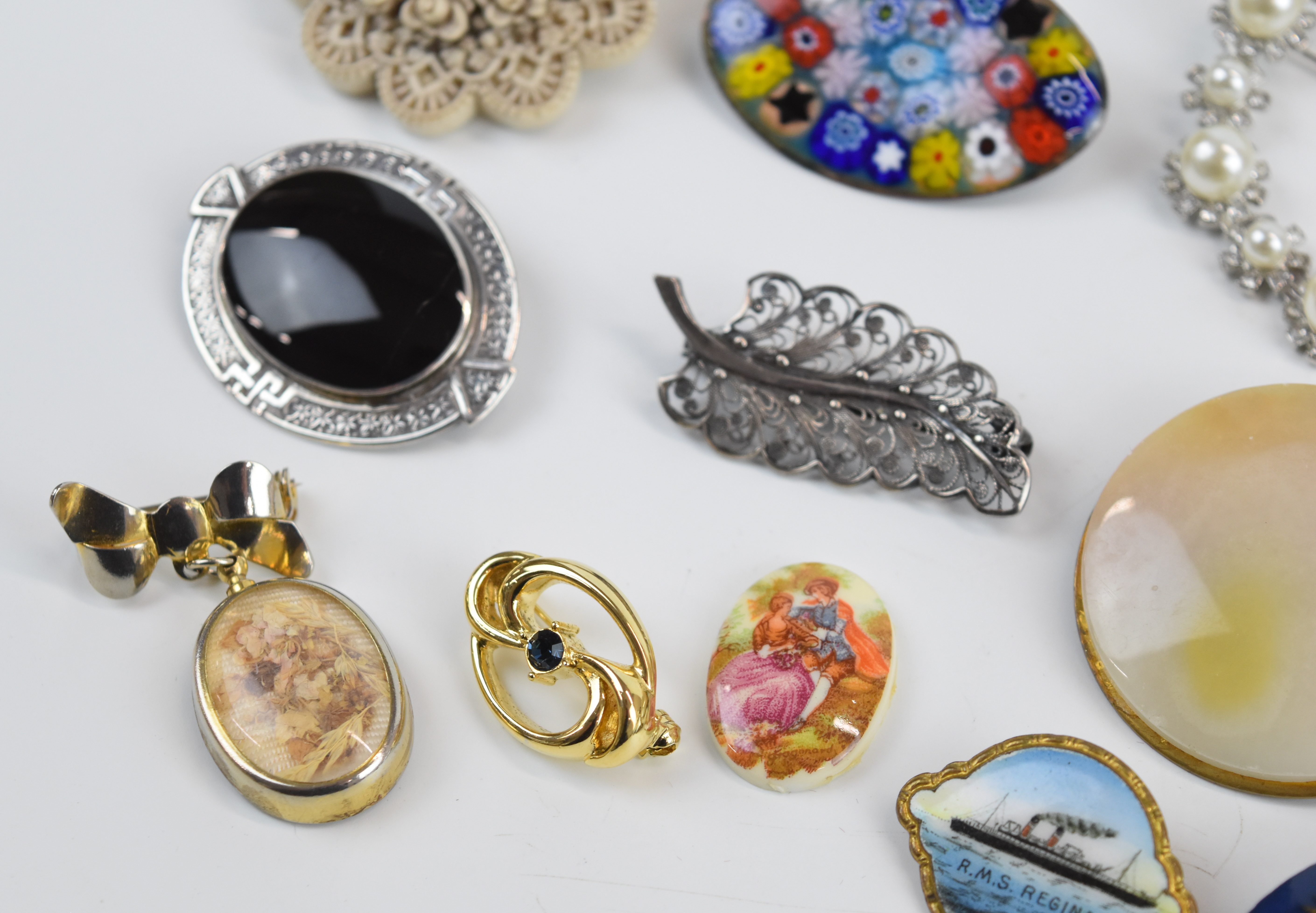 A collection of vintage brooches including agate, two silver filigree, silver set with onyx, - Image 2 of 9
