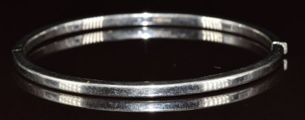 A 9ct white gold bangle, 5.3g, 6 x 5.2cm