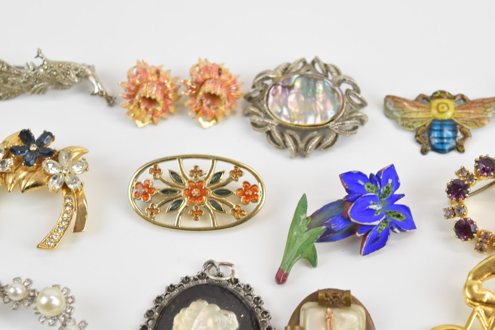 A collection of vintage brooches including agate, two silver filigree, silver set with onyx, - Image 4 of 9