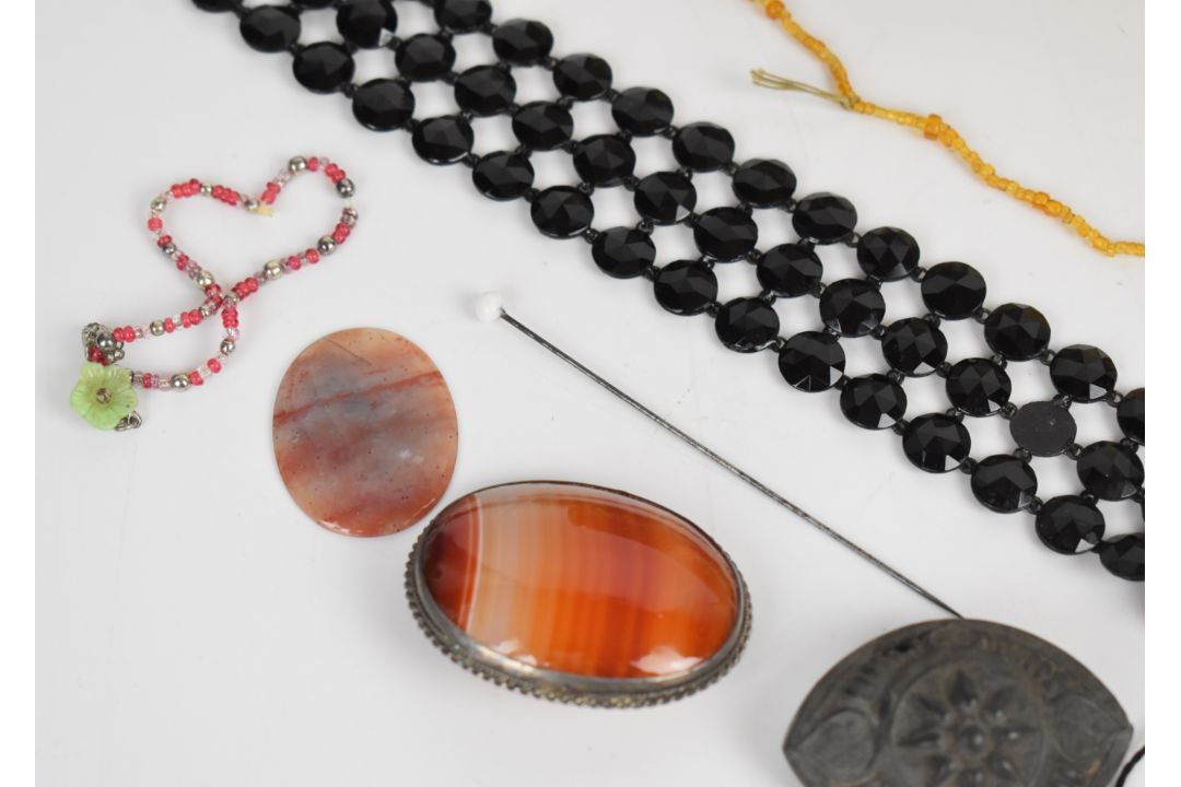 A collection of loose jet beads, French jet necklace, two cameo brooches, agate brooch, three - Image 2 of 6