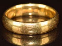 A 22ct gold wedding band / ring, 6.5g, size N