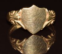 A 9ct gold signet ring, 3.8g, size W