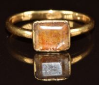 Victorian 18c gold ring set with foiled paste, 2.4g, size K