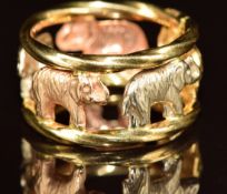 An 18ct gold tri-coloured ring in the form of elephants, 3g, size M