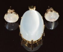 A 14k gold pendant and matching earrings set with moonstone cabochons, 21.5g